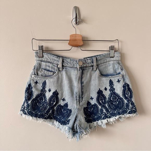 BLANK NYC Embroidered Coastal Cowgirl Wedge Shorts (Size:27) - Picture 2 of 10